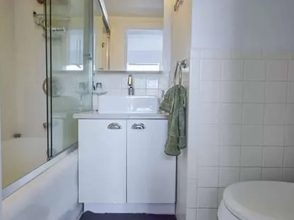 320 East 42nd Street image 9 of 23