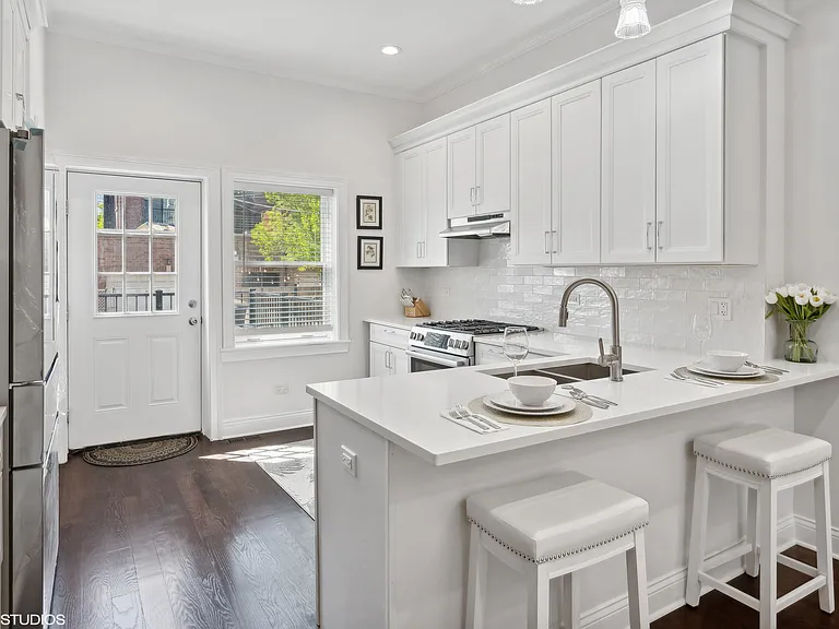 2347 W Altgeld St — Photo 4