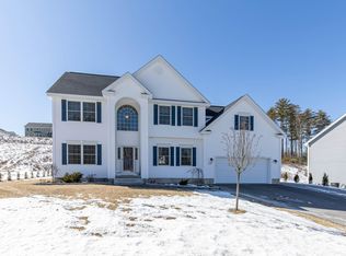 115 University Cir, Hooksett, NH 03106