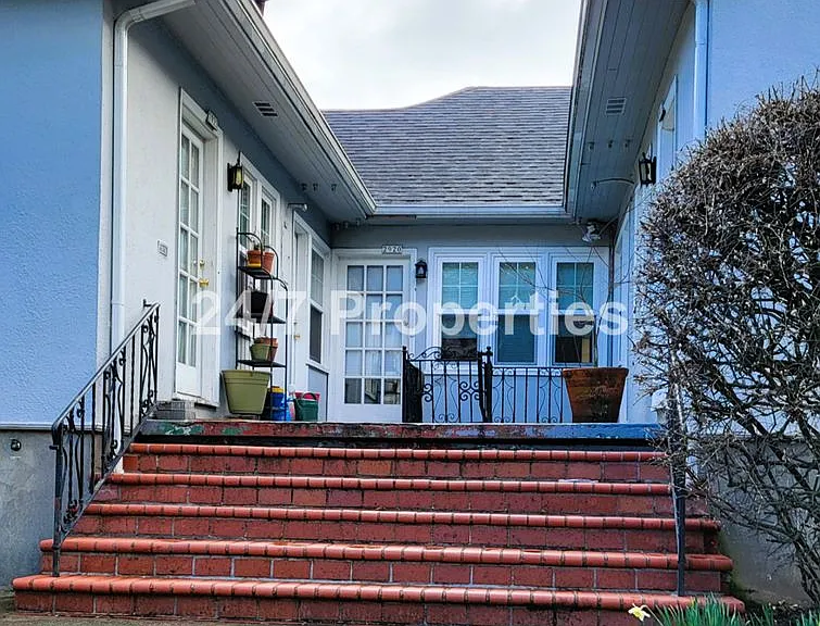 Vintage 1 BD | 1 BA Apartment in the Heart of Hawthorne/Belmont — Photo 11