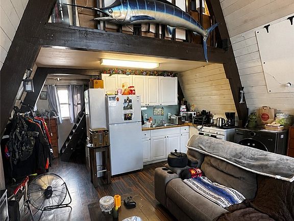 5th image of 824 Pine Ln