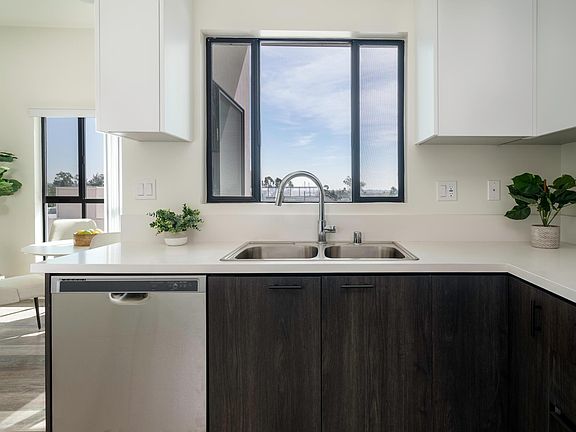 4th image of 2465 Purdue Ave Penthouse 2