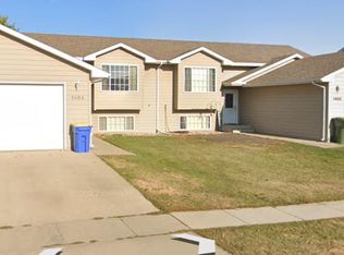 1404 Sawgrass Dr, Brookings, SD 57006
