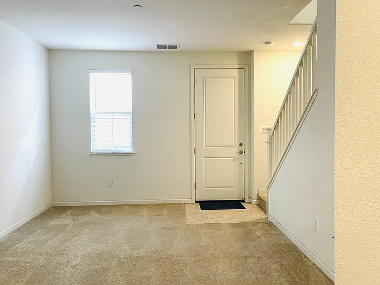 669 Barcelona Loop — Photo 6