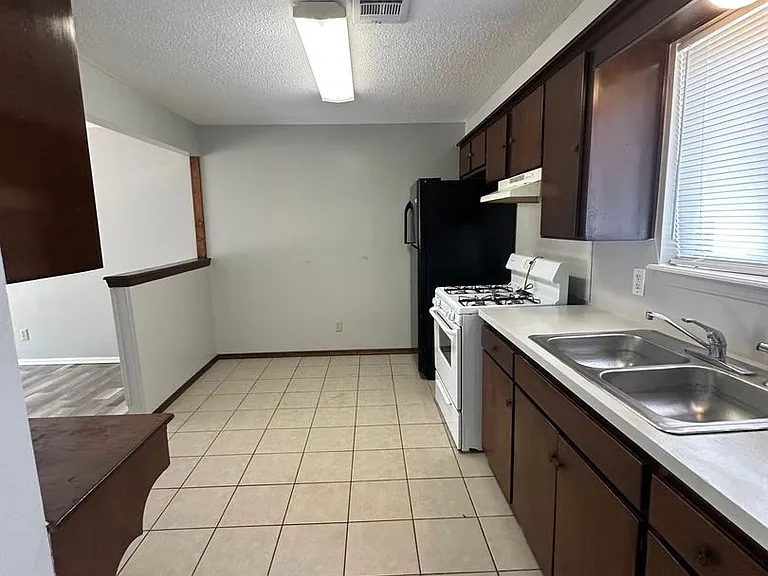 3904 Overland Dr — Photo 5