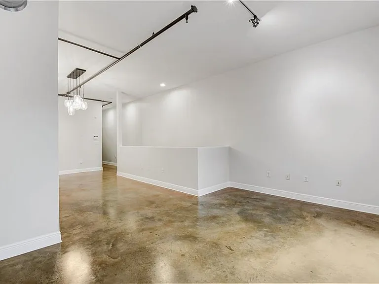 1601 E Cesar Chavez St #102 — Photo 13