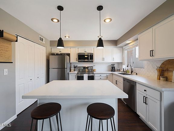4th image of 2936 E Clarendon Ave