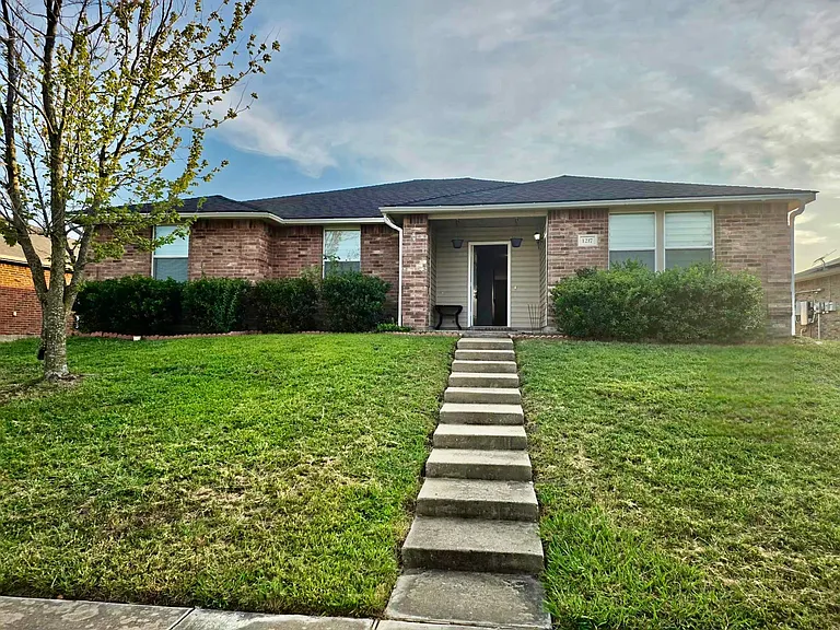 1217 Evergreen St — Photo 1