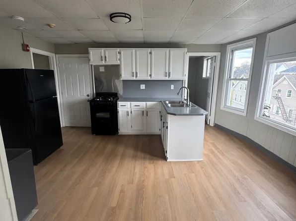 190 Weld St #4, New Bedford, MA 02740