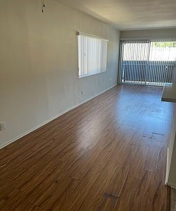 5th image of 18433 Collins St #111