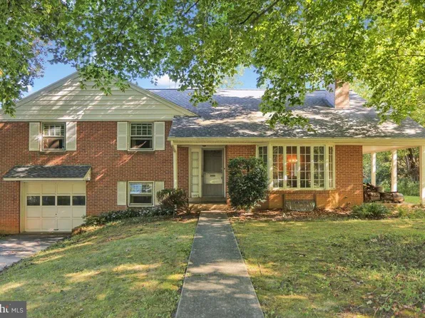 1515 Meadowlark Rd, Wyomissing, PA 19610