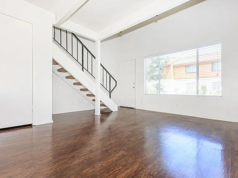 Sunburst Apartments — Photo 23