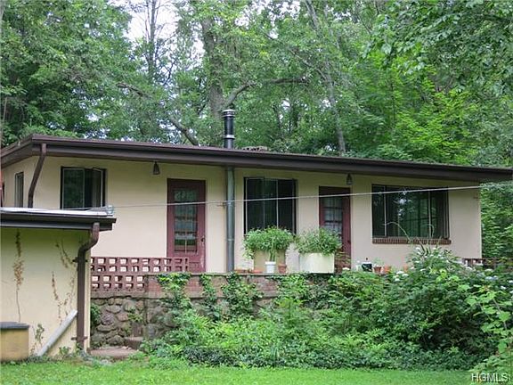 3rd image of 10 Dogwood Ln