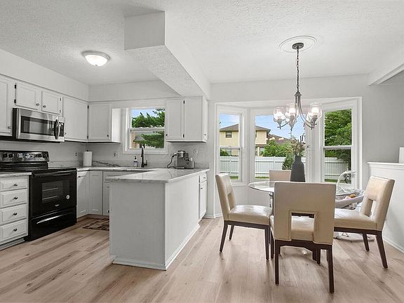 2nd image of 2386 Parkview Dr