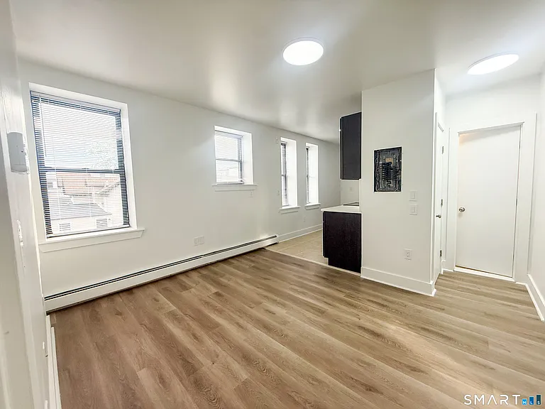 575 Bank St — Photo 2