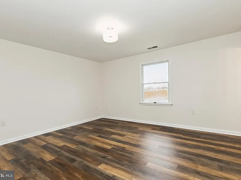 100 Heathrow Ln — Photo 12