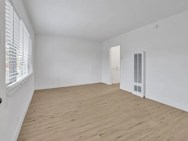 1055 Loma Ave — Photo 4