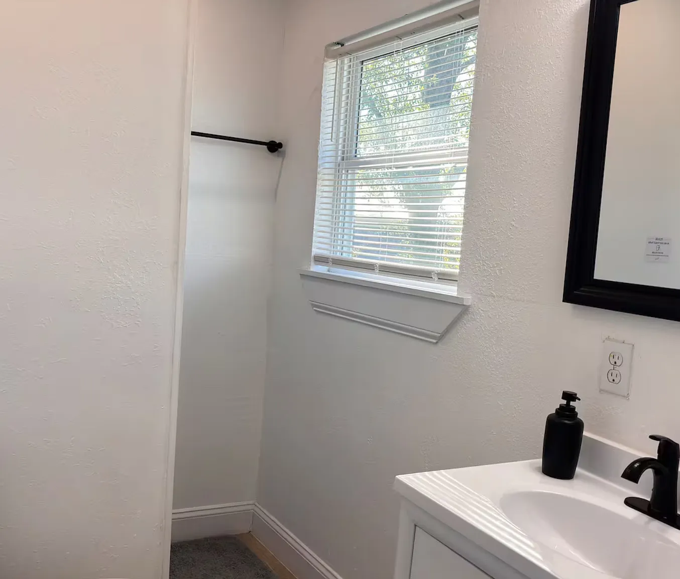 3 bed, 750 sqft, $2,100 — Photo 4