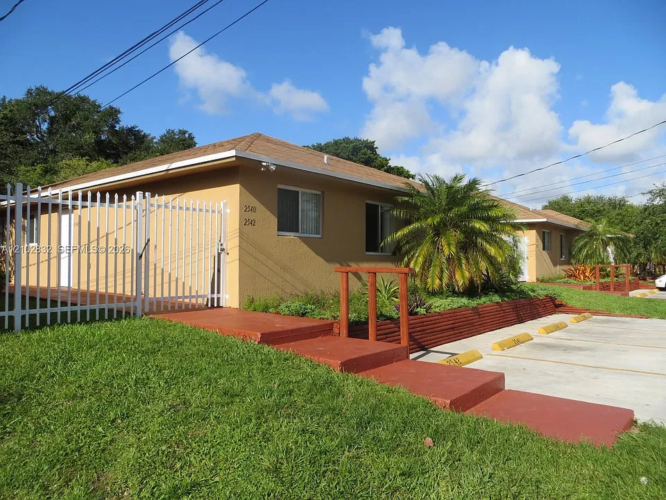2541 NE 184th Ter