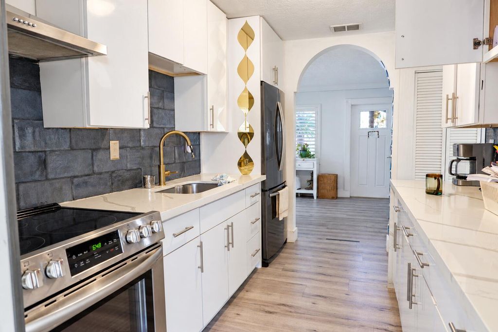2574 NE 14TH Terrace, photo 6