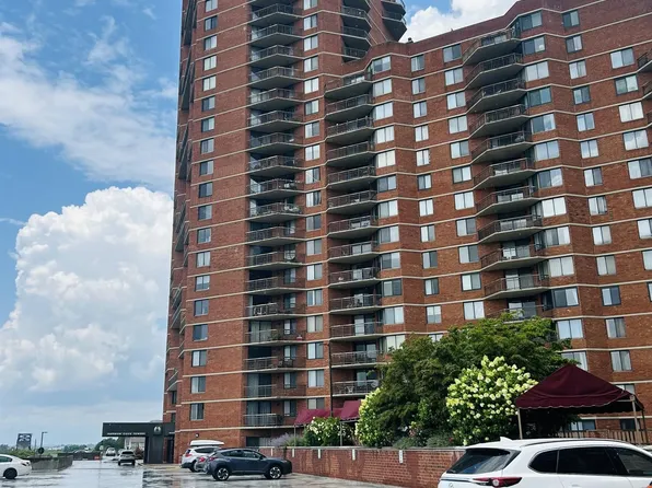 1040 Harmon Cove Tower image 1 of 15