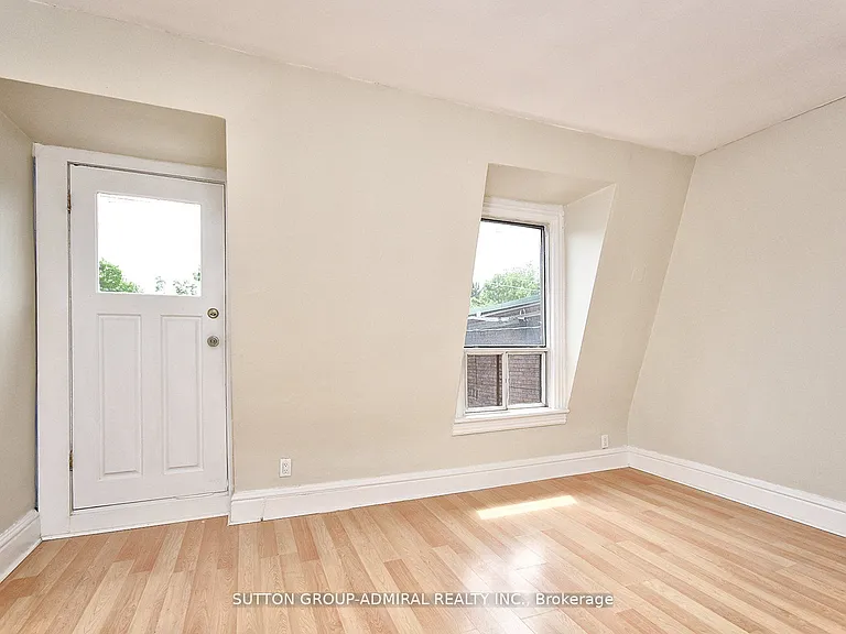 1932 Queen St E #2 — Photo 1
