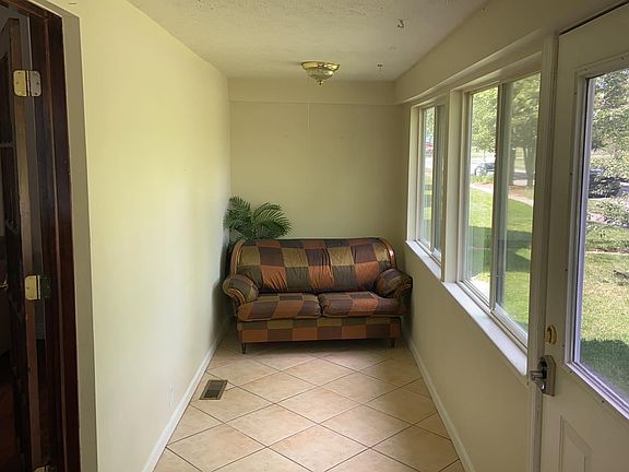 3rd image of 728 E Pleasant Run Parkway North Dr