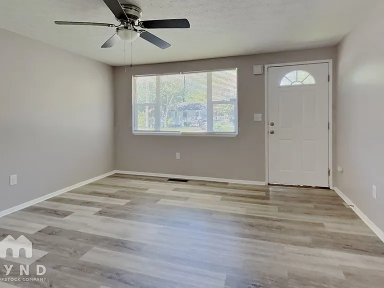 2270 Cardston Dr — Photo 2