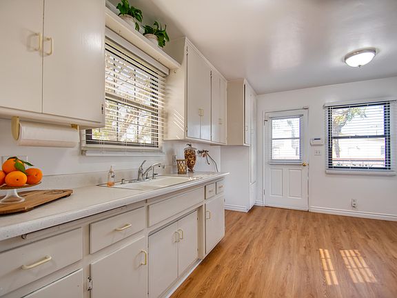 5th image of 10629 Roseglen St
