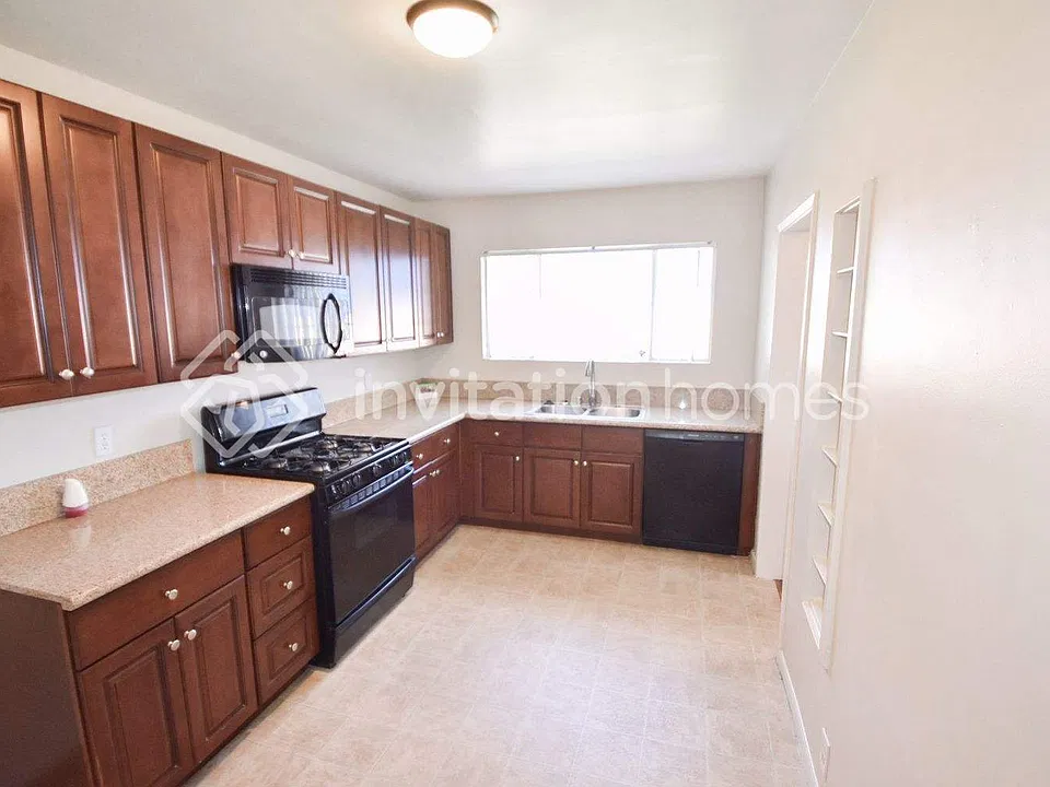 1693 Vejar St
