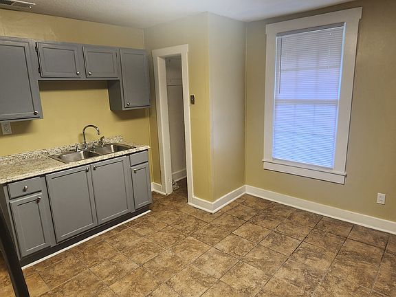 3rd image of 118 W 54th St #B