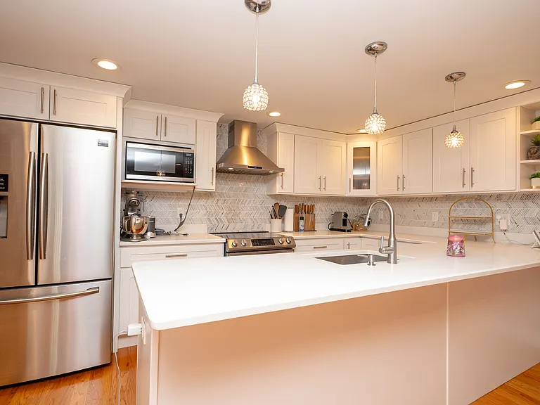 592 Poplar St — Photo 3