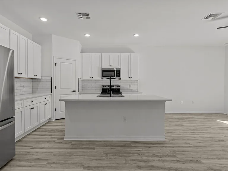 548 Knapp St — Photo 15