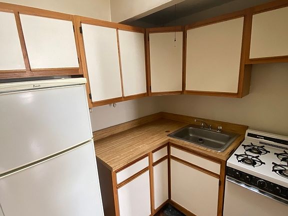2nd image of 43 W 87th St #5A