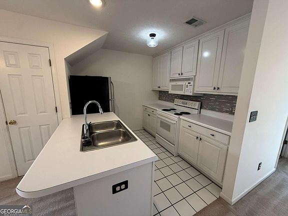 4th image of 2820 Florence Dr