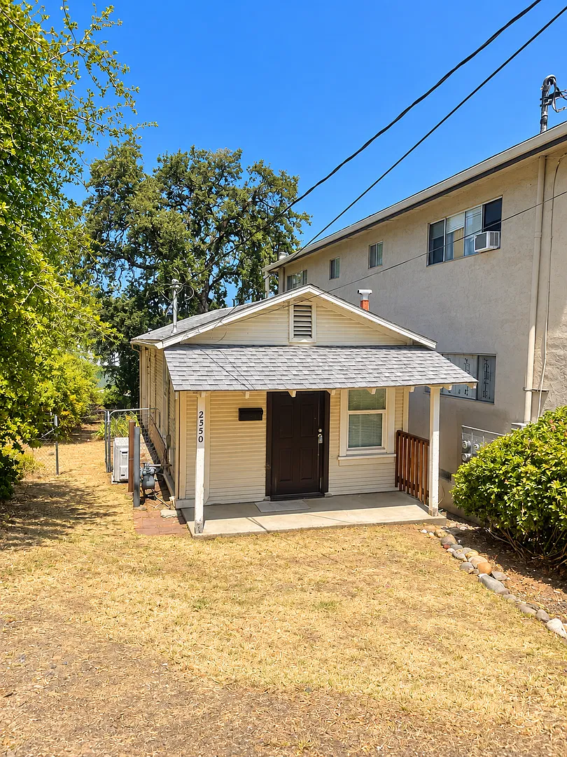 *Move In Special $500 Off First Months Rent* 1 Bed 1 Bath House Near Downtown — Photo 1