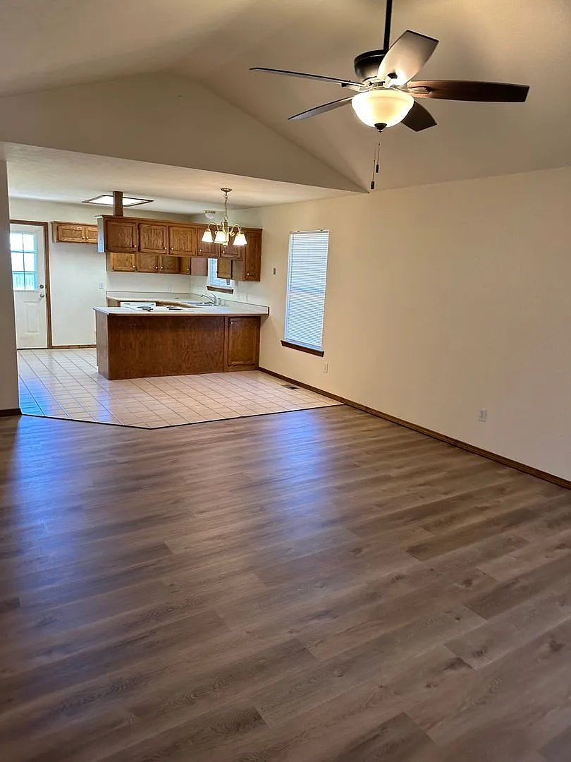 All brick 3 bed 2 bath home in Nixa. — Photo 4
