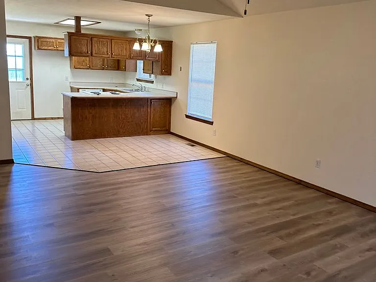 863 S Hickory Ln — Photo 4