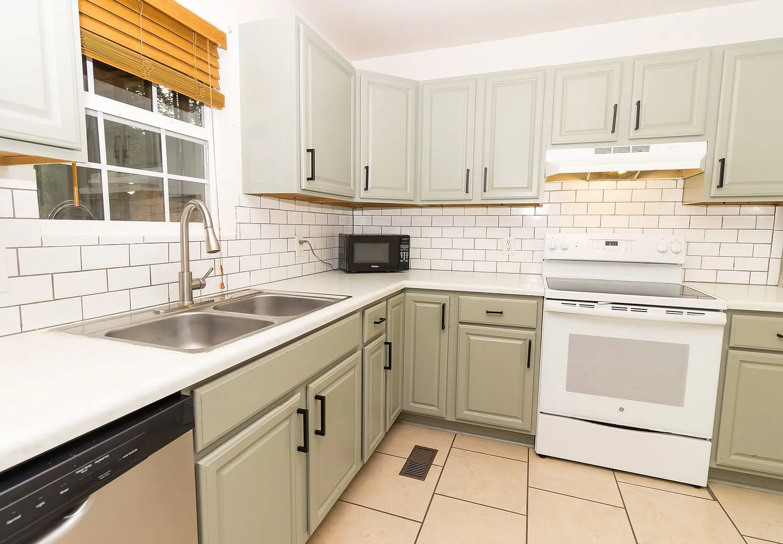 3 bed, 1.0 bath, 1400 sqft, $1,795 — Photo 4