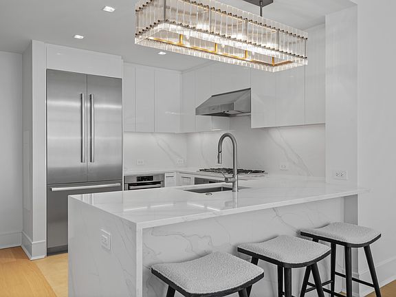 3rd image of 250 E 83rd St #6E