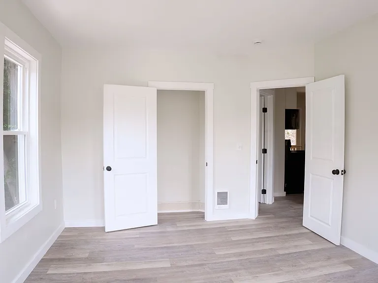 Fully Renovated Apartment Building Modern Upgrades Throughout — Photo 14