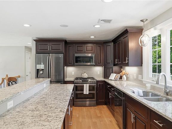 3rd image of 10 Stirling Dr