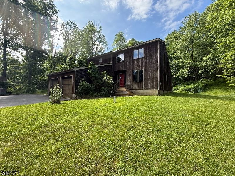 1st image of 64 W Quarry Rd