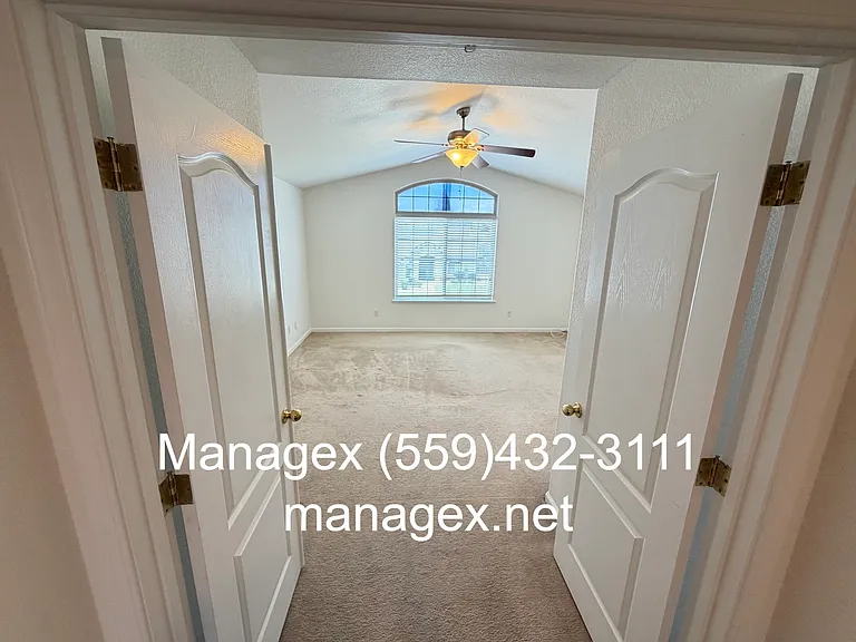2833 E Cromwell Ave — Photo 18