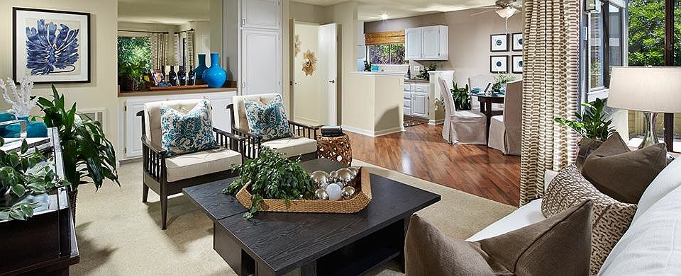 Spacious living & dining area