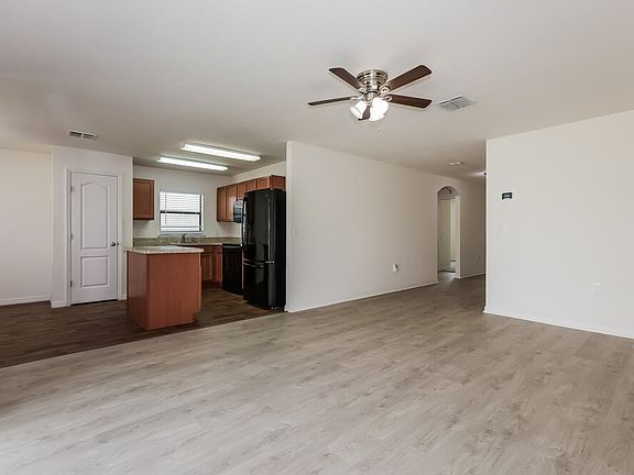 4th image of 748 Chatham Walk Dr