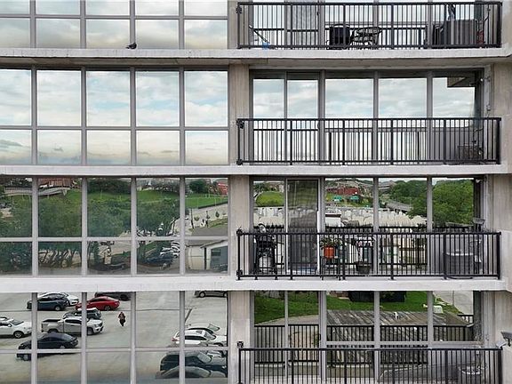 3rd image of 600 E Admiral Blvd #604