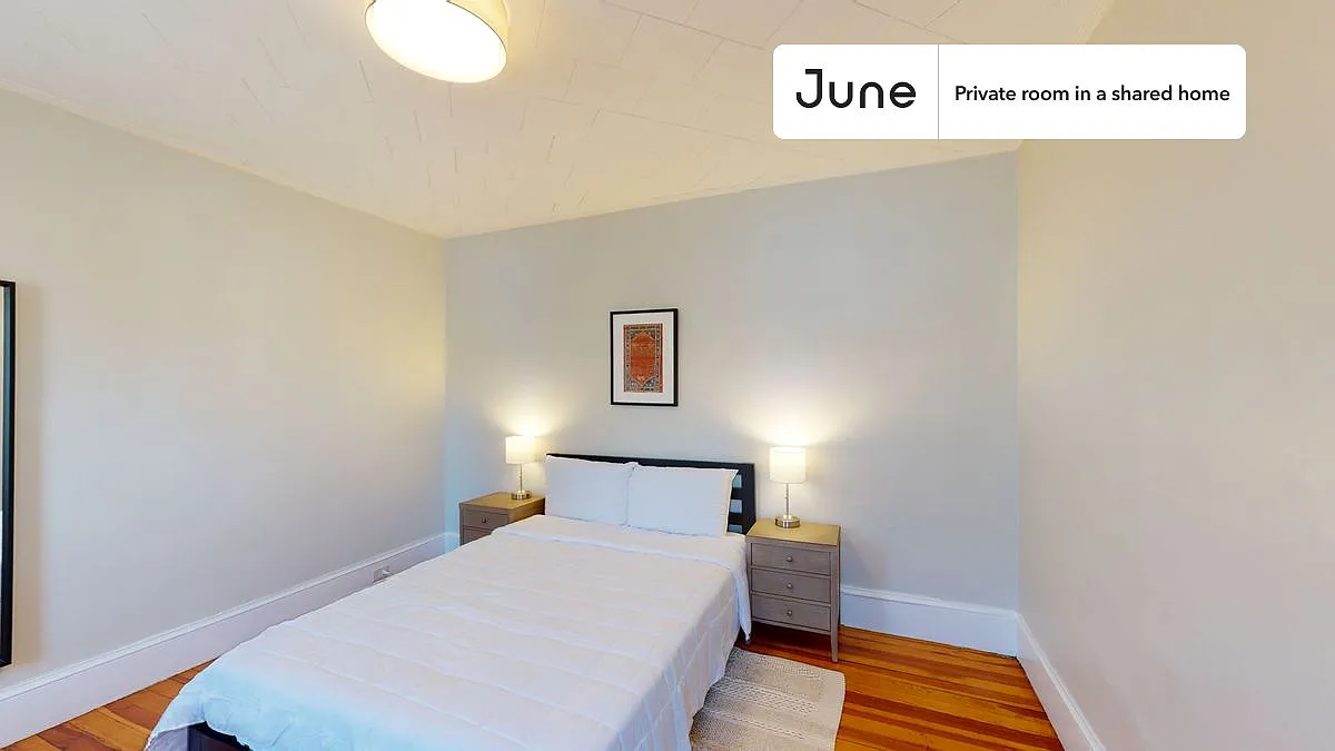 Queen bedroom in 3 bed/1 bath home in Somerville #816 B — Photo 1