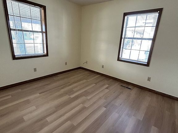 5th image of 910 N Grand Ave