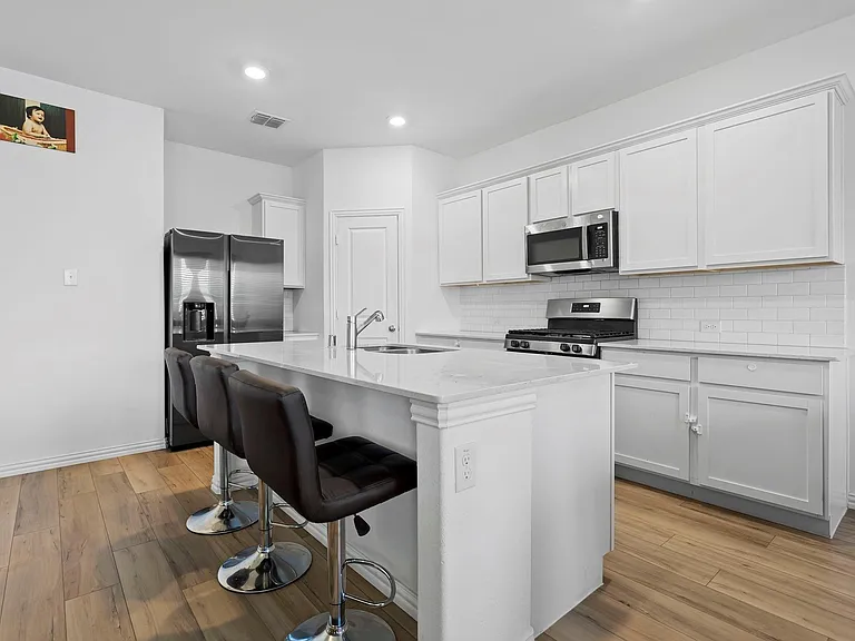 1713 Lake Grove Dr — Photo 3